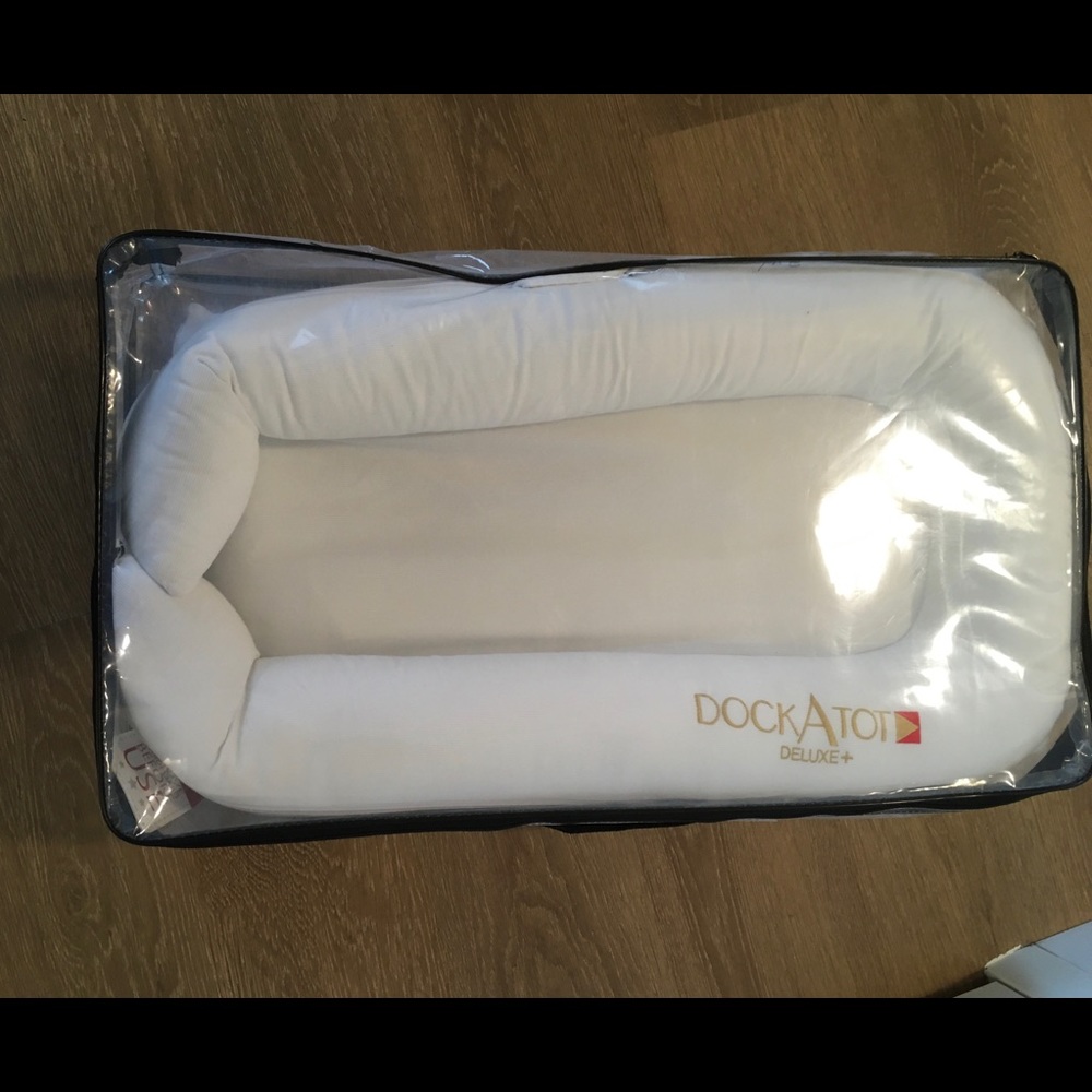 Dockatot deluxe with extra cover